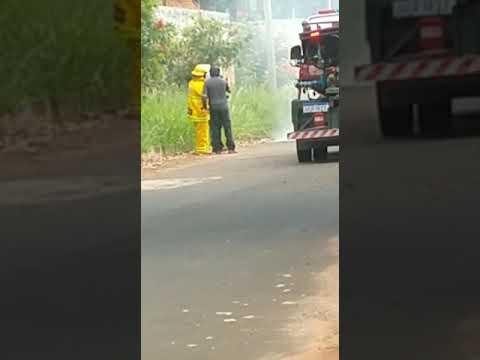 Carro com botijões de gás pega fogo na Chácara São Marcelo, em Mogi Mirim