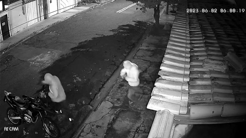 BANDIDOS ROUBANDO A MOTO DE TRABALHADOR EM MOGI MIRIM