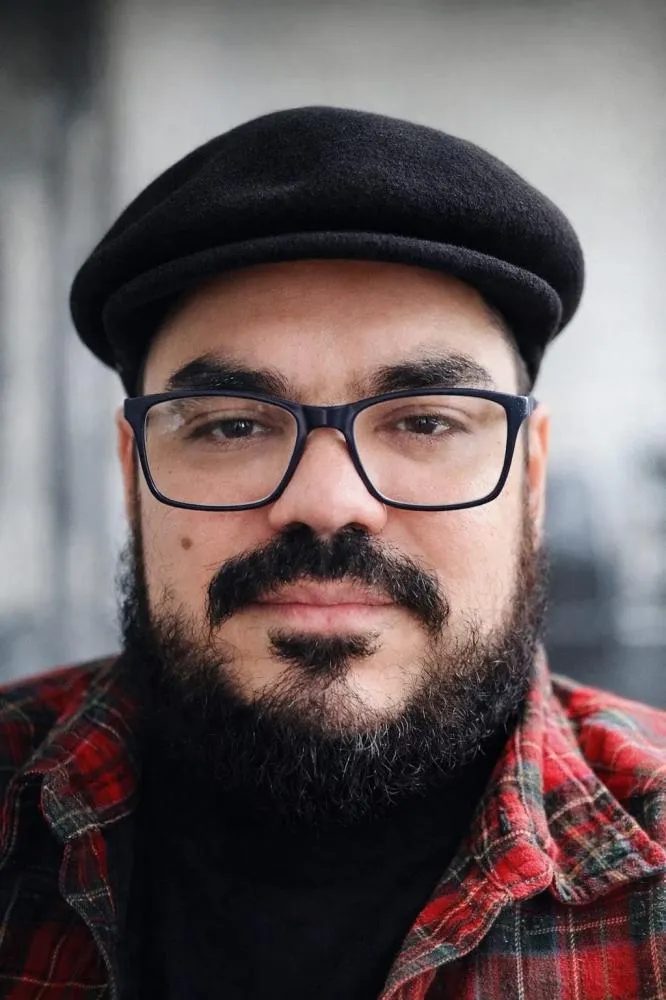 A democracia aplaude, o povo espera